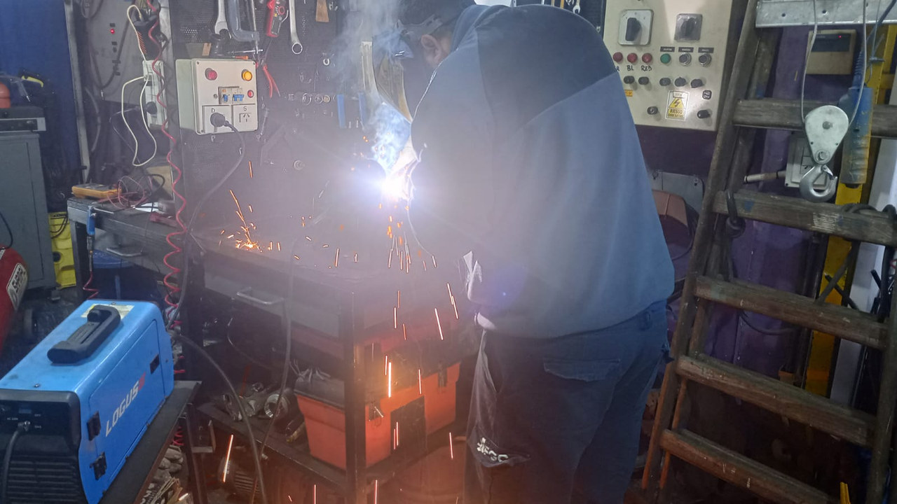 Trabajo de soldadura en taller, asociado al registro enviado por encargo de Francisco