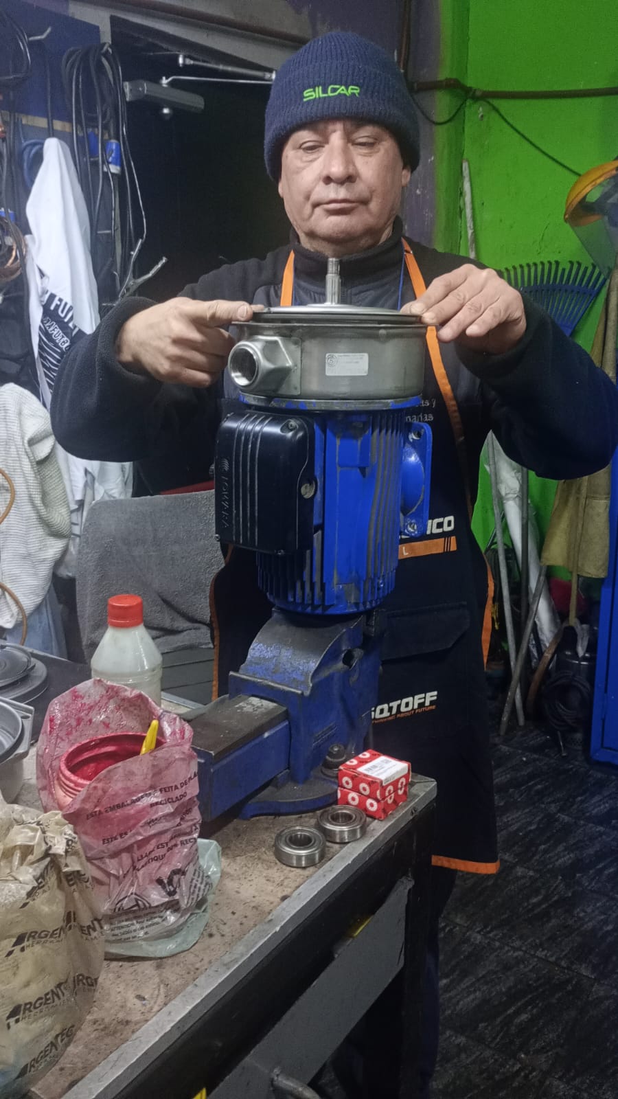 Persona trabajando sobre un conjunto de bombeo en un banco de taller FGC
